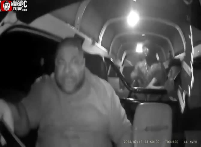 Video :Funny - When confronted with armed bandits, this taxi drives crazily to fend them off!